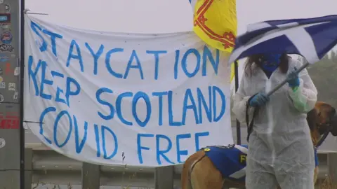 border protest banner