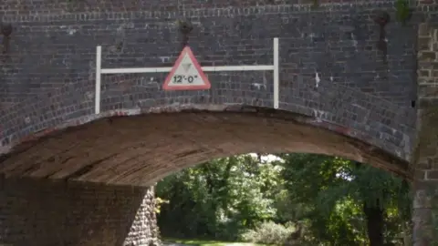 Railway bridge in Horspath