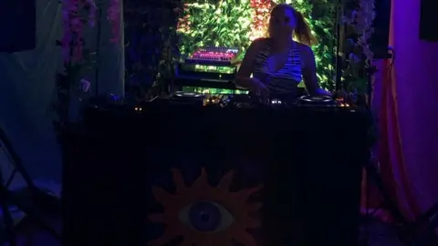 Laetitia Green Woman DJing