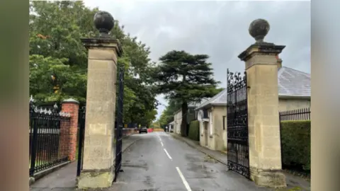 Piedra natural de Cotswold Dos pilares de piedra a la entrada del parque Caversham en Berkshire.