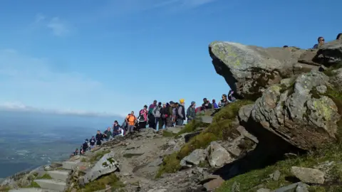 BBC Visitors queue for summit of Yr Wyddfa