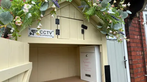Cake shed
