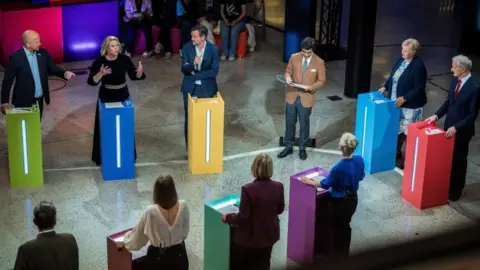 News Room : Tight vote in Norway to decide whether to stick with Labour or turn right 3 Javad Parsa/NTB An election debate takes place on 2 September with all the political leaders standing behind lecterns of varying colours
