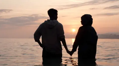 Couple by the sun un the sea