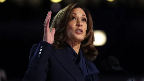 Kamala Harris staat op het podium terwijl hij spreekt op de Democratische Nationale Conventie van 2024 in Chicago