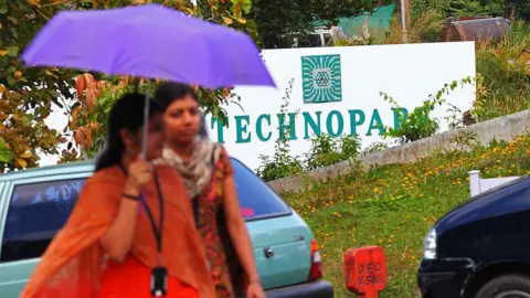 Getty Images Wanita pengusaha India di Pusat Teknologi di Kerala yang disebut Technopark, di mana wanita dan pria berpendidikan tinggi bekerja di lebih dari 45 perusahaan perangkat lunak, perangkat keras dan internasional, pada 14 Desember 2009 di Trivandrum, India Selatan. (Foto dengan gambar eye -cideopen/getty)