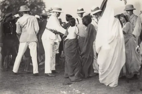 Alkazi Collection of Photography Two women, who are members of a women's volunteer force and are dressed in saris, struggle with police officers as they try to seize their provisional national flag