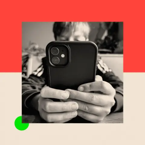 Matt Cardi, Getty Image de 12 ans garçon regardant l'écran du téléphone 