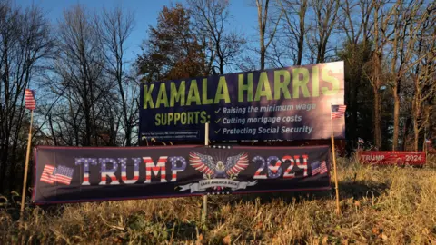 Getty Images Carteles de campaña para el candidato presidencial republicano, el expresidente de Estados Unidos, Donald Trump, y la candidata presidencial demócrata, la vicepresidenta de Estados Unidos, Kamala Harris.