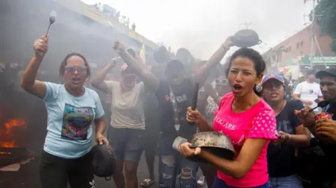 Reuters Demonstrators bang pots during protests against election results after Venezuela's President Nicolas Maduro and his opposition rival Edmundo Gonzalez claimed victory in Sunday's presidential election, in Puerto La Cruz, Venezuela July 29, 2024.