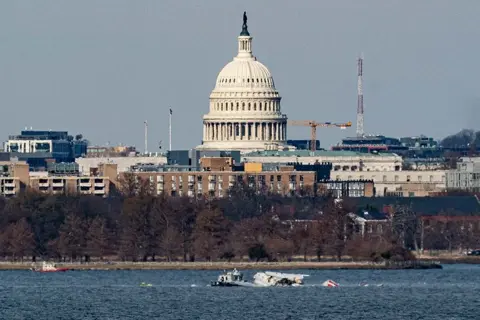 Unit Tanggapan Darurat Al Drago/Getto Gambar bekerja di lokasi kecelakaan pesawat American Airlines di Sungai Potomac setelah pesawat jatuh tadi malam dengan pendekatan Bandara Nasional Reagan pada 30 Januari 2025 di Arlington, Virginia. 