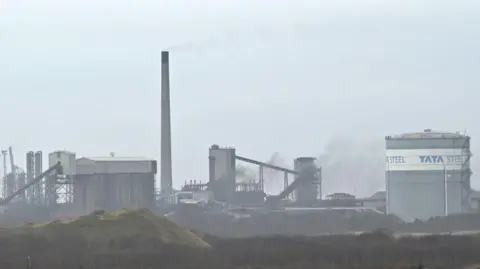 Getty Images 雾霾天拍摄的塔尔伯特港钢铁厂，右侧建筑物上印有塔塔钢铁的名字