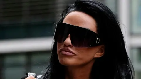 AARON CHOWN / PA WIRE Katie Price chega ao tribunal na terça-feira