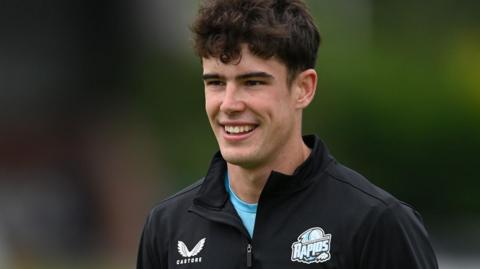 Josh Baker playing for Worcestershire Rapids