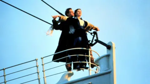 Leonardo DiCaprio y Kate Winslet en las rejas de la película Titanic de 1997