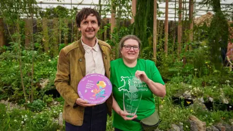 Size of Wales Size of Wales garden team celebrate award