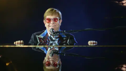 Disney + Sir Elton John tira um momento para aproveitar sua última apresentação da turnê no Dodger Stadium em 20 de novembro de 2022