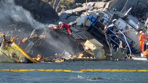 Steve Bradley Experts salvaging ship