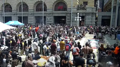 Policía de Australia Occidental/Facebook Una multitud se reúne en una plaza pública frente a un escenario.