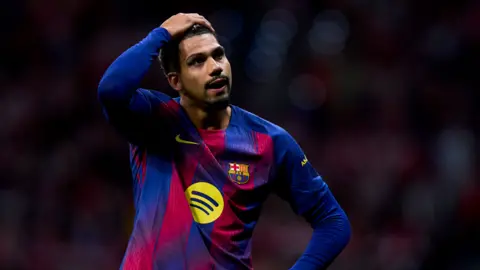 Ronald Araujo with his hand on his head