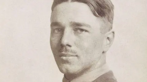 Black and white photo of WW1 poet Wilfred Owen