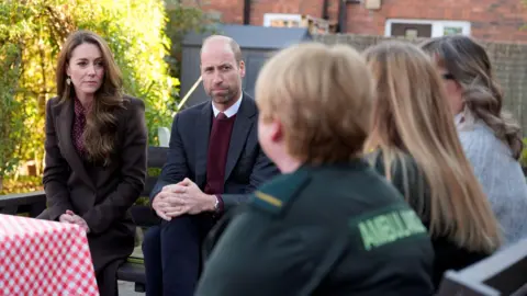 Reuters Die Prinzessin und der Prinz von Wales sprechen mit Rettungskräften in Southport