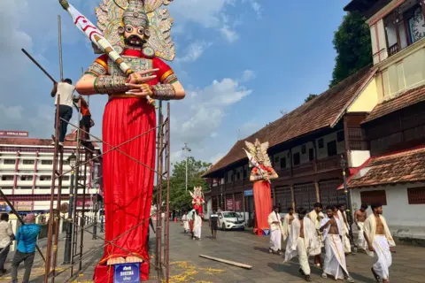 Getty Images Workers erect giant idols of the Pandavas along the eastern entrance of the historic Sree Padmanabhaswamy Temple in preparation for the Panguni Utsavam (Painkuni Utsavam) festival in Thiruvananthapuram, Kerala, India, on April 09, 2024