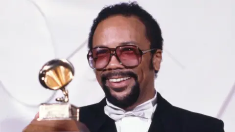 Getty Images Quincy Jones sosteniendo un premio Grammy en 1982