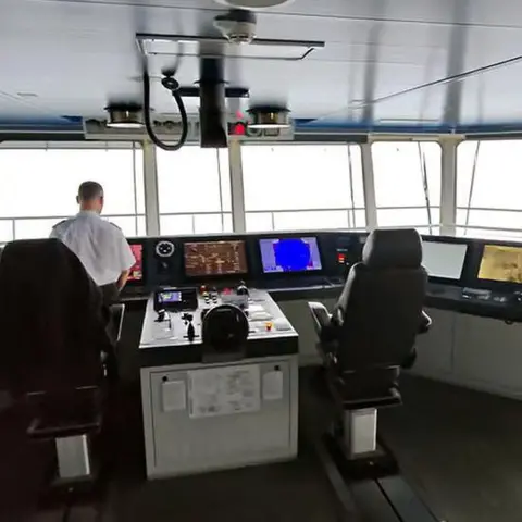 Youtube El puente de un ferry, incluyendo a un miembro de la tripulación que está siendo filmado desde atrás.
