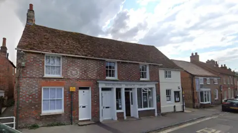 Google 33 High Street in Watlington and the neighbouring Watlington Branch Library