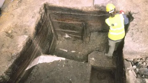 Oxford Archaeology Roman-era industrial-sized malting and brewing tank, cllad on its sides and a stone base, Northfleet