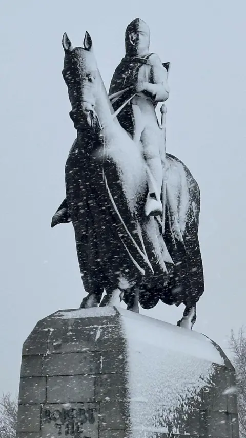 Lorna Kujawa Robert the Bruce statue in snow