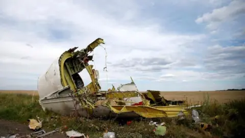 رویترز/Maksim Zmeev بخشی از لاشه هواپیما در محل سقوط هواپیمای MH17 در نزدیکی روستای هرباوا قابل مشاهده است. 