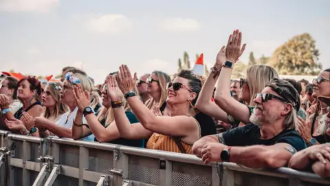 Louisa Mae Photography Crowds at the barrier