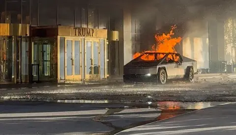 Alcides Antunes/via REUTERS Dalam tangkapan layar yang diambil dari video media sosial, api muncul dari Tesla Cybertruck setelah meledak di luar Trump International Hotel di Las Vegas, Nevada - 1 Januari 2025