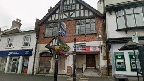 The front of an empty post office building. 