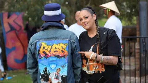 Beck Rushby Spice menunjuk ke jaket berseni dengan grafiti bertuliskan Ross