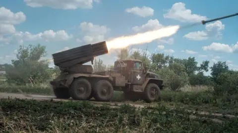 Getty Images Een Oekraïens leger BM-21 'Grad' vuurt een raket af op Russische posities aan de frontlinie nabij de Pokrovsk-regio, in Donetsk, Oekraïne, op 27 juni 2024. (Foto door Pablo Miranzo/Anadolu via Getty Images)