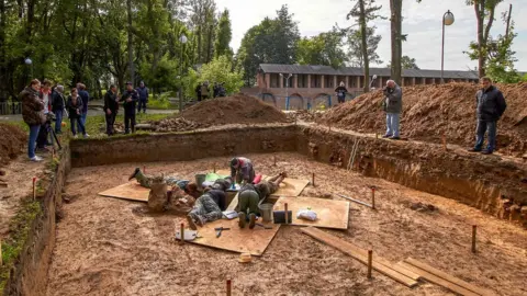 Getty Images Archaeologists work at a site of the supposed burial place of French General Charles Etienne Gudin de la Sablonniere in Smolensk, Russia, 7 July 2019