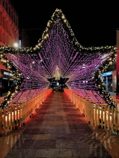 Eddie Romeo Star-shaped tunnel illuminated by pink Christmas Lights