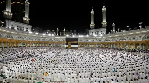 Saudi Press Agency/Handout via Reuters Muslims perform morning prayers in Mecca's Grand Mosque (3 June 2025)