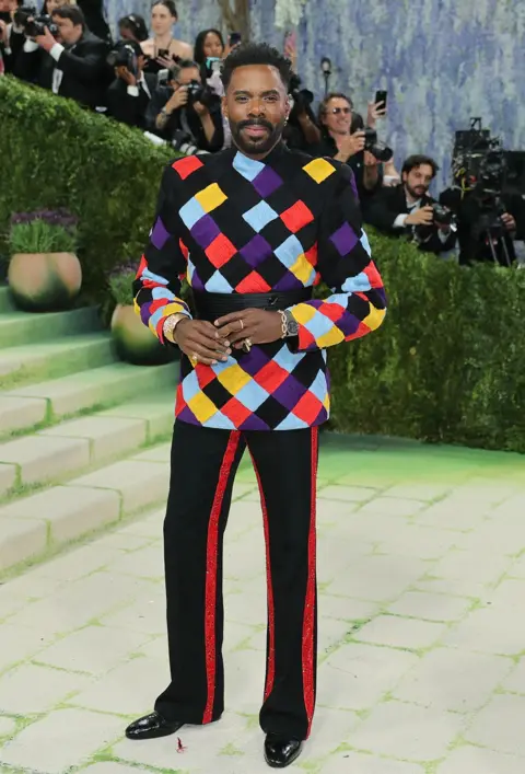 Reuters. Colman Domingo posa durante la Gala del Met; lleva una chaqueta con fondo negro y cuadrados rosas, azules y amarillos.