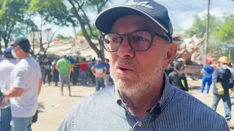 Efraín Gallego speaking to BBC Mundo at the scene of the collapse
