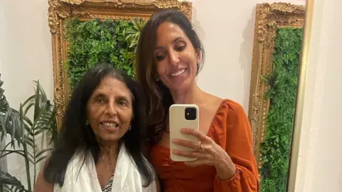 Dr Erasha Amarasinghe and her mother taking a selfie.