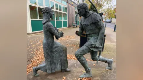 La statue de Simon Ford Robin des Bois et de Lady Marian vandalisée à Edwinstowe, dans le Nottinghamshire