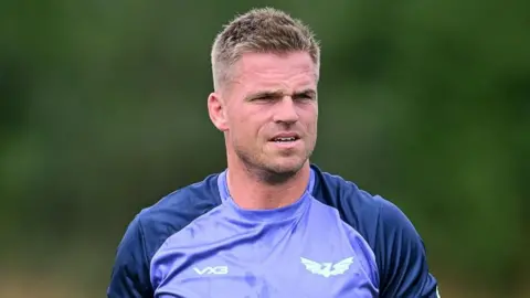 Gareth Anscombe in Scarlets kit