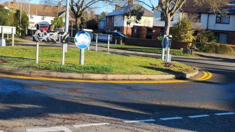 Hereford roundabout with double yellow lines