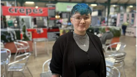 Zella Morrow from is 21-years-old and lives in Carrickfergus