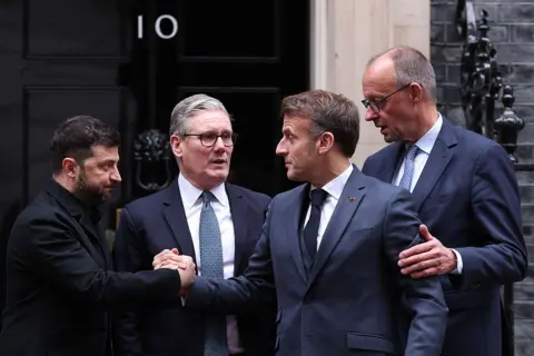 Getty Images O presidente ucraniano Volodymyr Zelensky, o primeiro-ministro britânico Keir Starmer, o presidente francês Emmanuel Macron e o chanceler alemão Friedrich Marz nos portões do número 10 da Downing Street