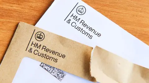 La imagen Getty es dos sobres, un marrón y un blanco, que ha sido transmitido por HMRC. Ellos leen 